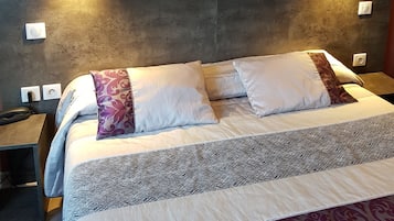 Chambre Double Confort | Bureau, fer et planche à repasser, lits bébé (gratuits)
