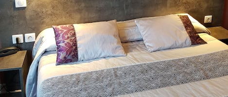 Comfort Double Room | Desk, iron/ironing board, free cribs/infant beds, rollaway beds
