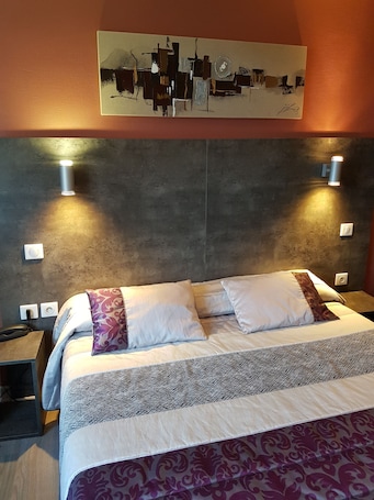 Comfort Double Room | Desk, iron/ironing board, free cribs/infant beds, rollaway beds