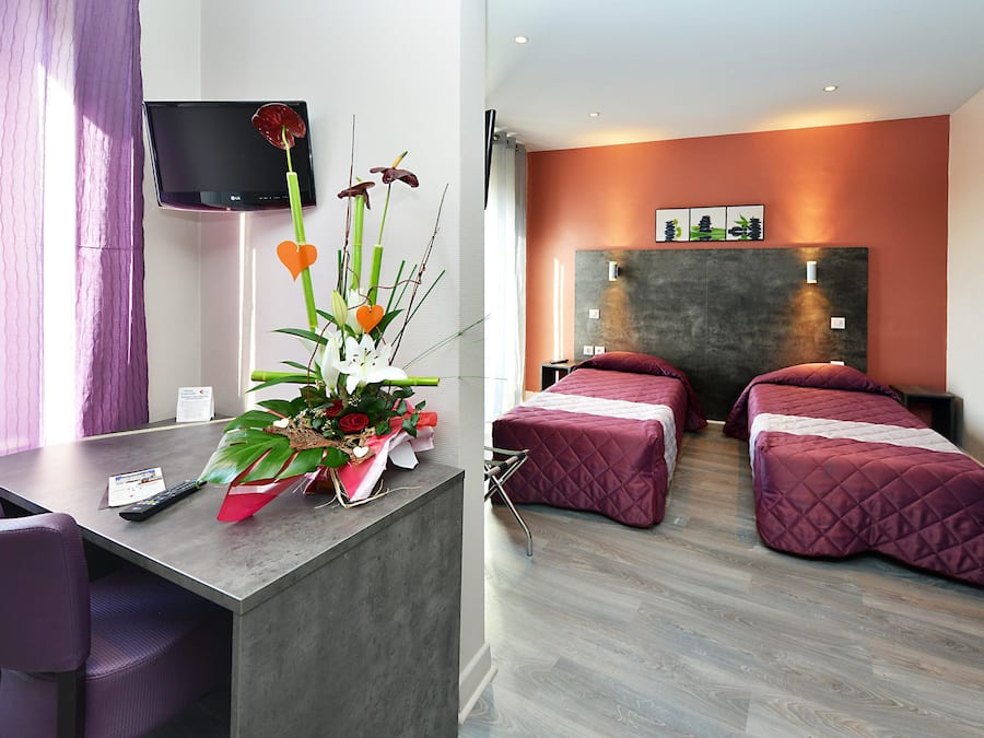 Escritorio, tabla de planchar con plancha y cunas gratuitas