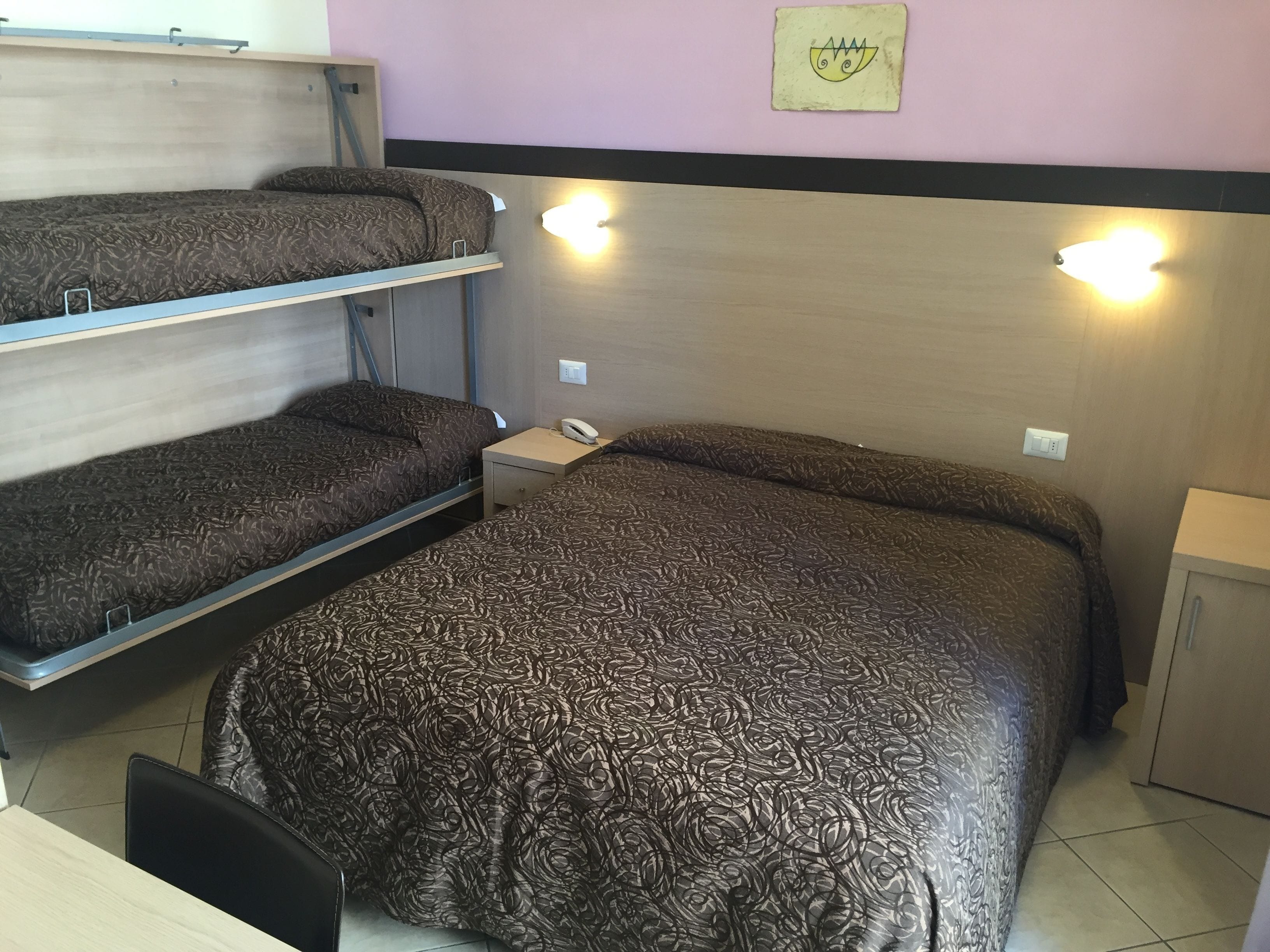 quadruple room | minibar, in-room safe, desk, cots/infant beds