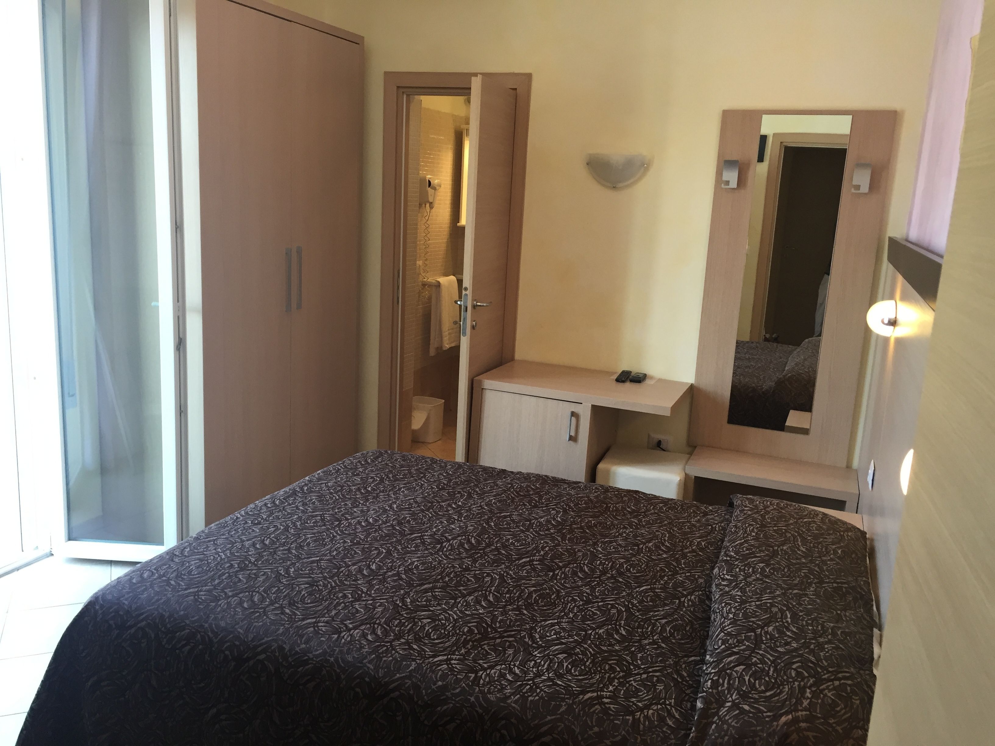 quadruple room | minibar, in-room safe, desk, cots/infant beds