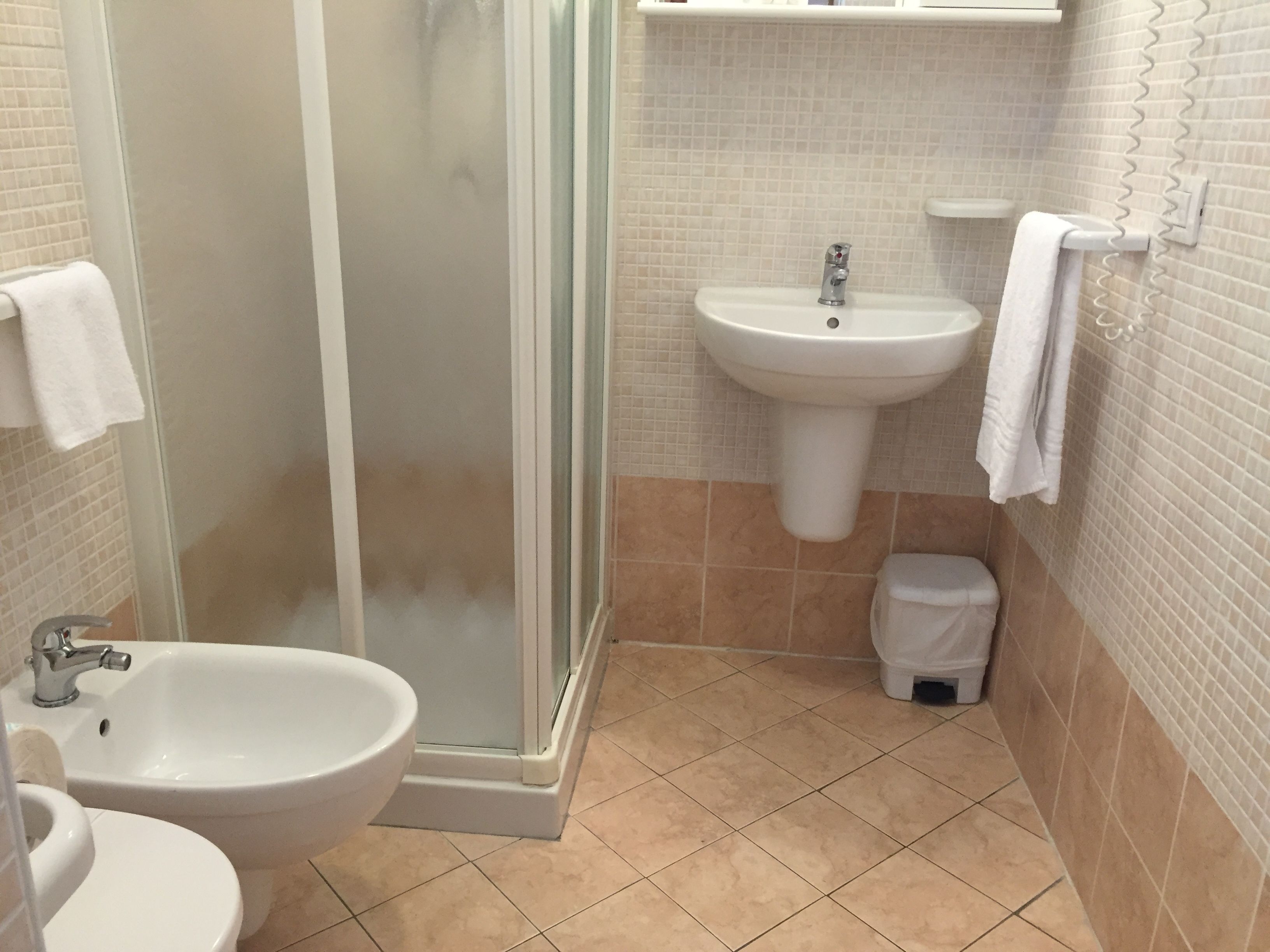 triple room | bathroom | shower, free toiletries, hair dryer, bidet