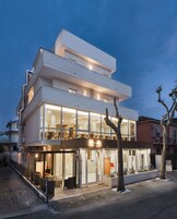 Fachada de la propiedad por la tarde o noche