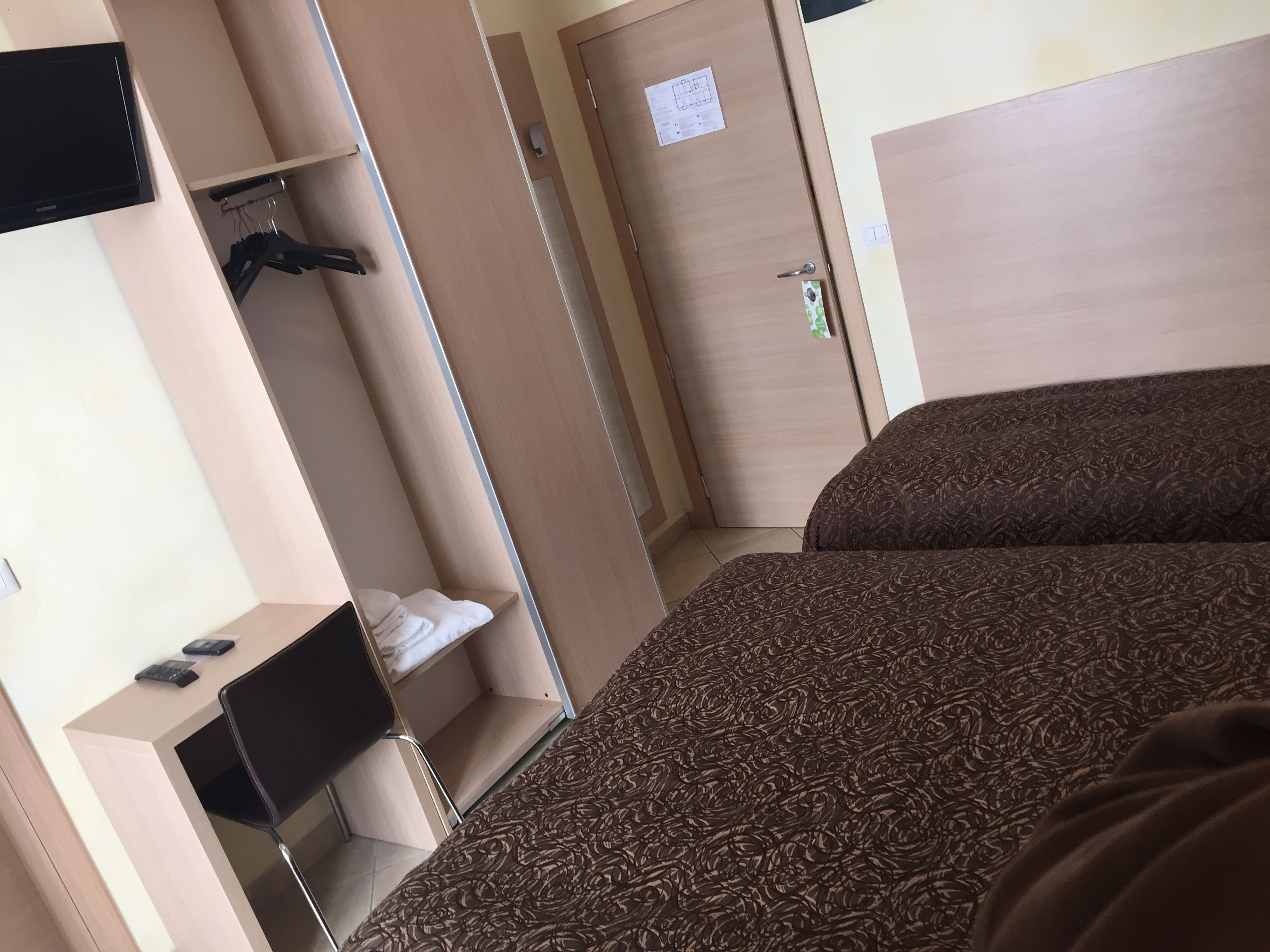 triple room | minibar, in-room safe, desk, cots/infant beds