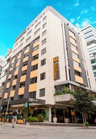 Un bâtiment d’hôtel moderne, avec une enseigne bien visible indiquant « Hôtel Finlandia », une entrée menant au « 227 Bar & Café » et un passage piétonnier.