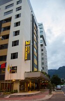 Un hôtel moderne, reconnaissable à son enseigne bien visible « Hôtel Finlandia », à ses nombreux étages et à son entrée bien éclairée.