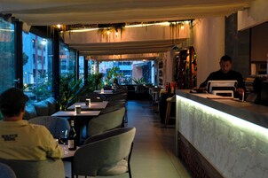 4 บาร์/เลานจ์