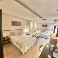 ห้องแฟมิลี่ | ผ้านวมขนเป็ด, ตู้นิรภัยในห้องพัก, ตกแต่งพิเศษโดยเฉพาะ, โต๊ะทำงาน