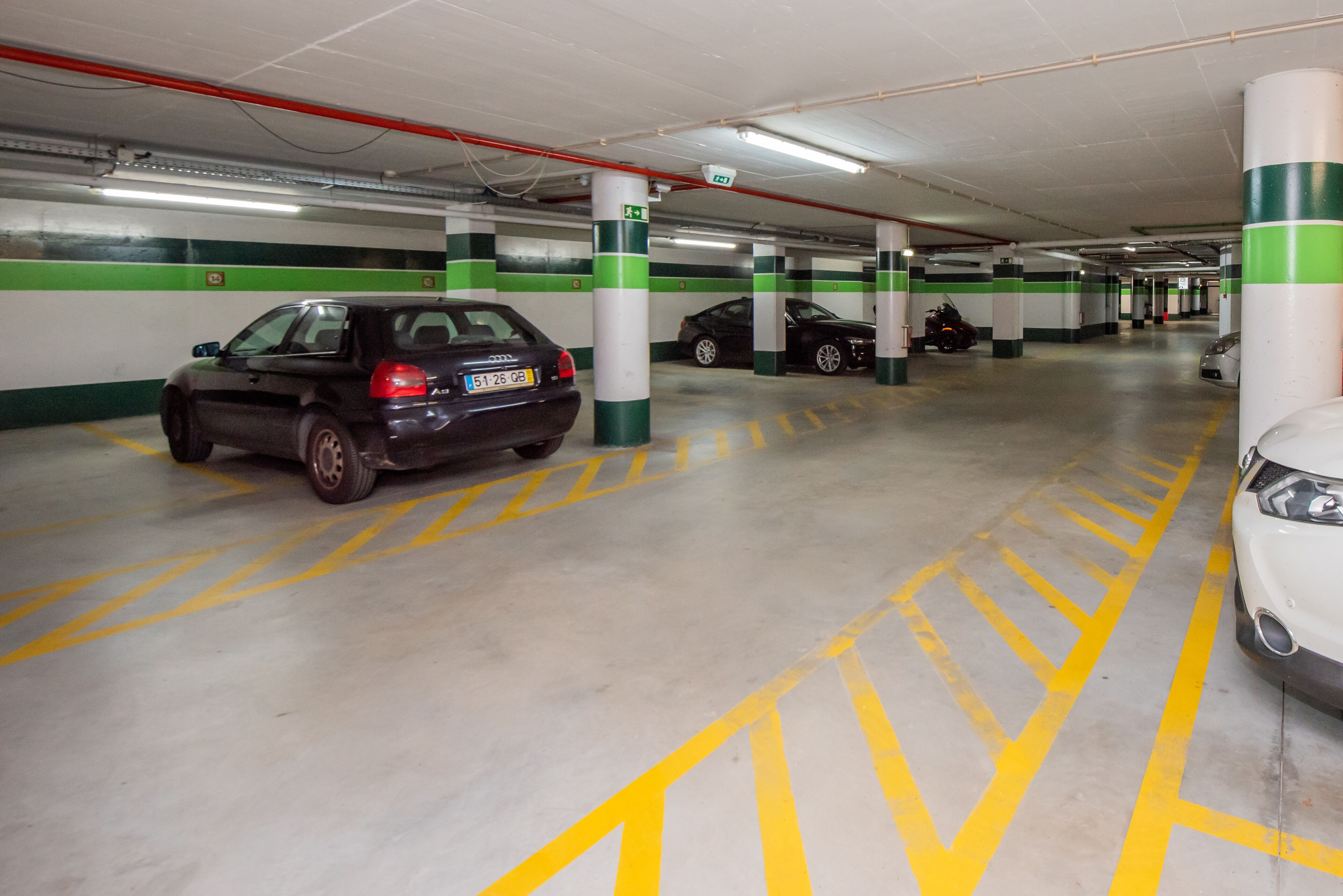Usean kerroksen parkkihalli, jossa autot on pysäköity niille varattuihin paikkoihin.