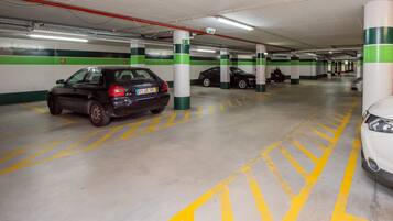Un estacionamiento de varios niveles con automóviles estacionados en espacios designados.
