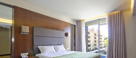 Minibaari, tallelokero huoneessa, työpöytä, äänieristys