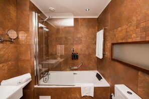 Habitación doble de uso individual, Terraza | Baño | Amenidades de baño ecológicas, batas, pantuflas, bidet 