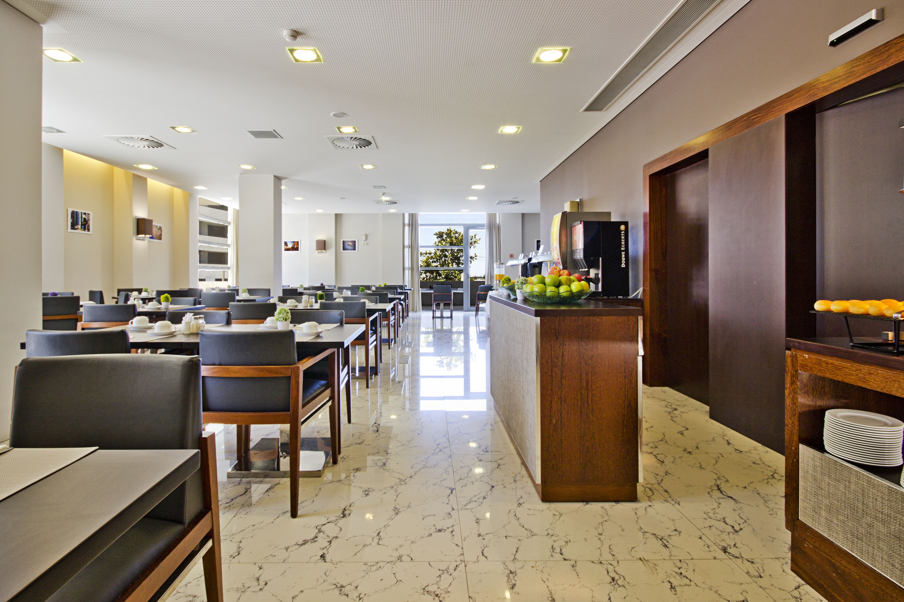 Tägliches Frühstücksbuffet (12 EUR pro Person)