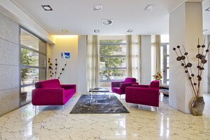 Coin salon dans le hall