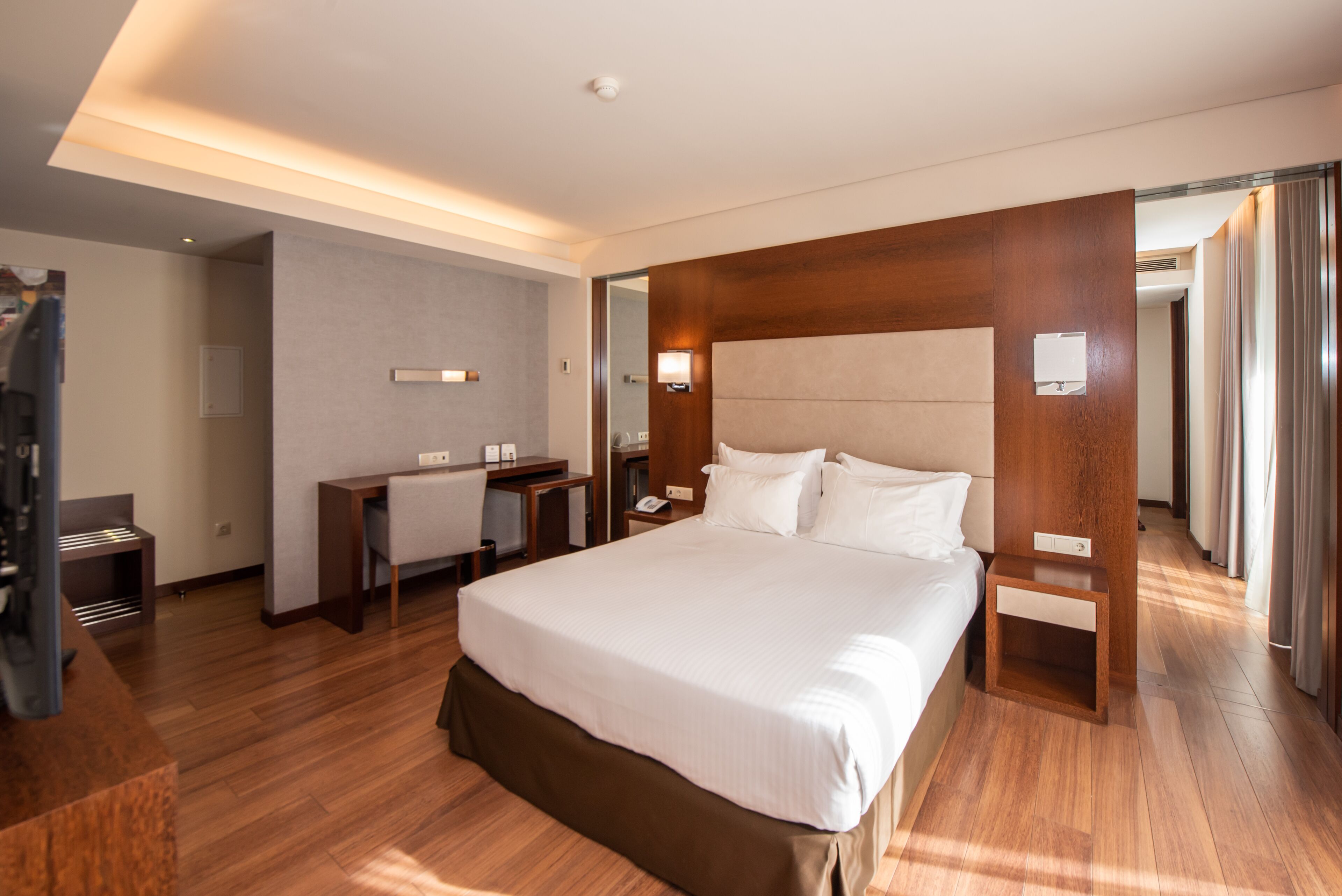 ห้องดับเบิล, ระเบียง | มินิบาร์, ตู้นิรภัยในห้องพัก, โต๊ะทำงาน, ห้องเก็บเสียง