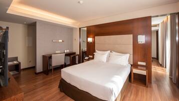 Double Room, Balcony | Minibar, in-room safe, desk, soundproofing