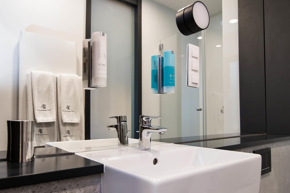 deluxe double or twin room | bathroom | shower, rainfall showerhead, free toiletries, hair dryer