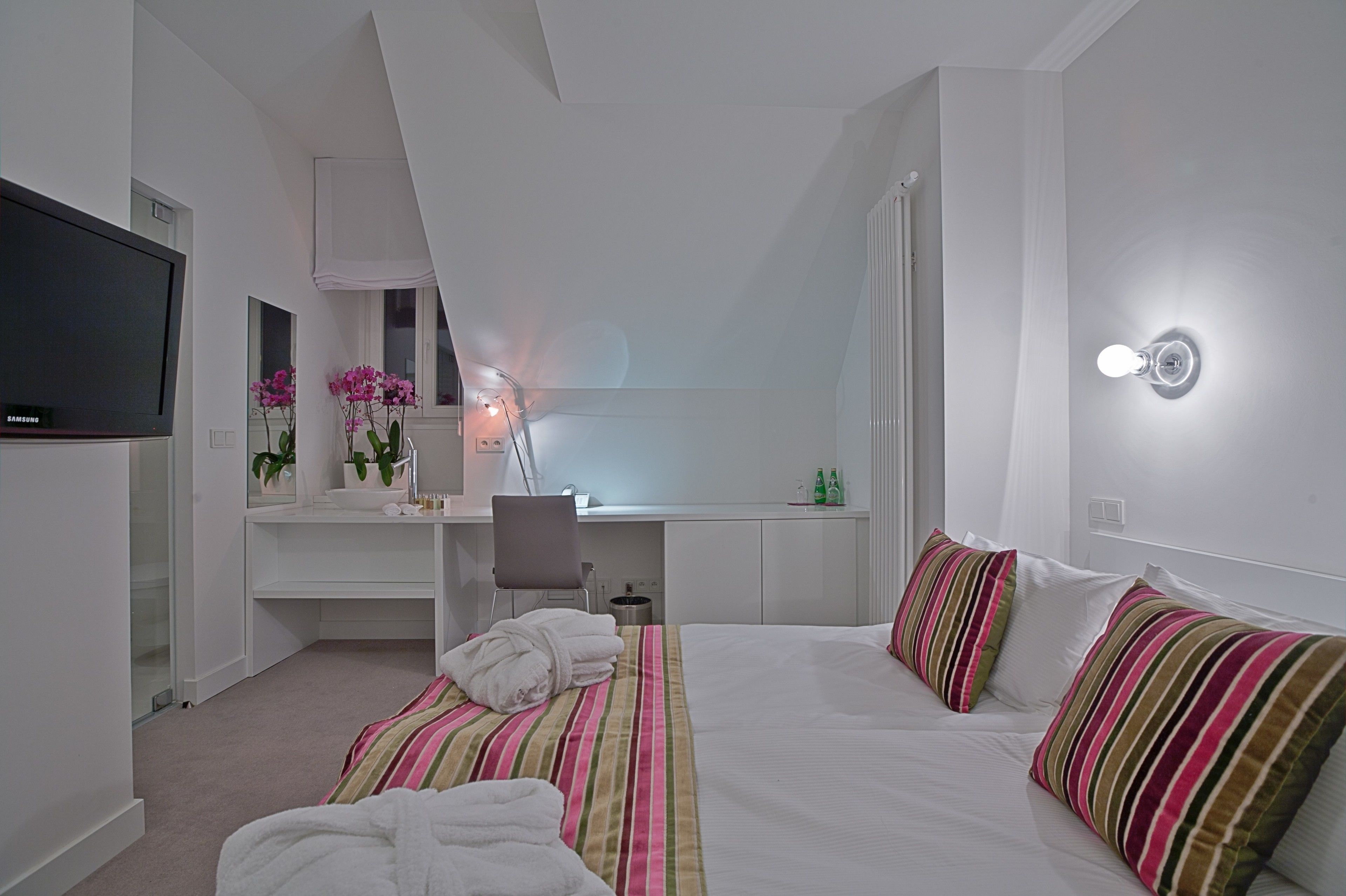 Comfort Room, 1 Queen Bed | View from room