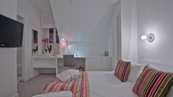 Comfort Room, 1 Queen Bed | View from room