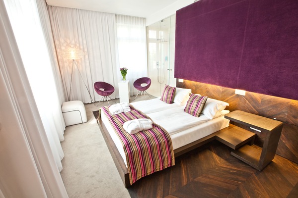 Rom – comfort, 1 queensize-seng | Sengetøy av topp kvalitet, minibar, safe på rommet og strykejern/-brett