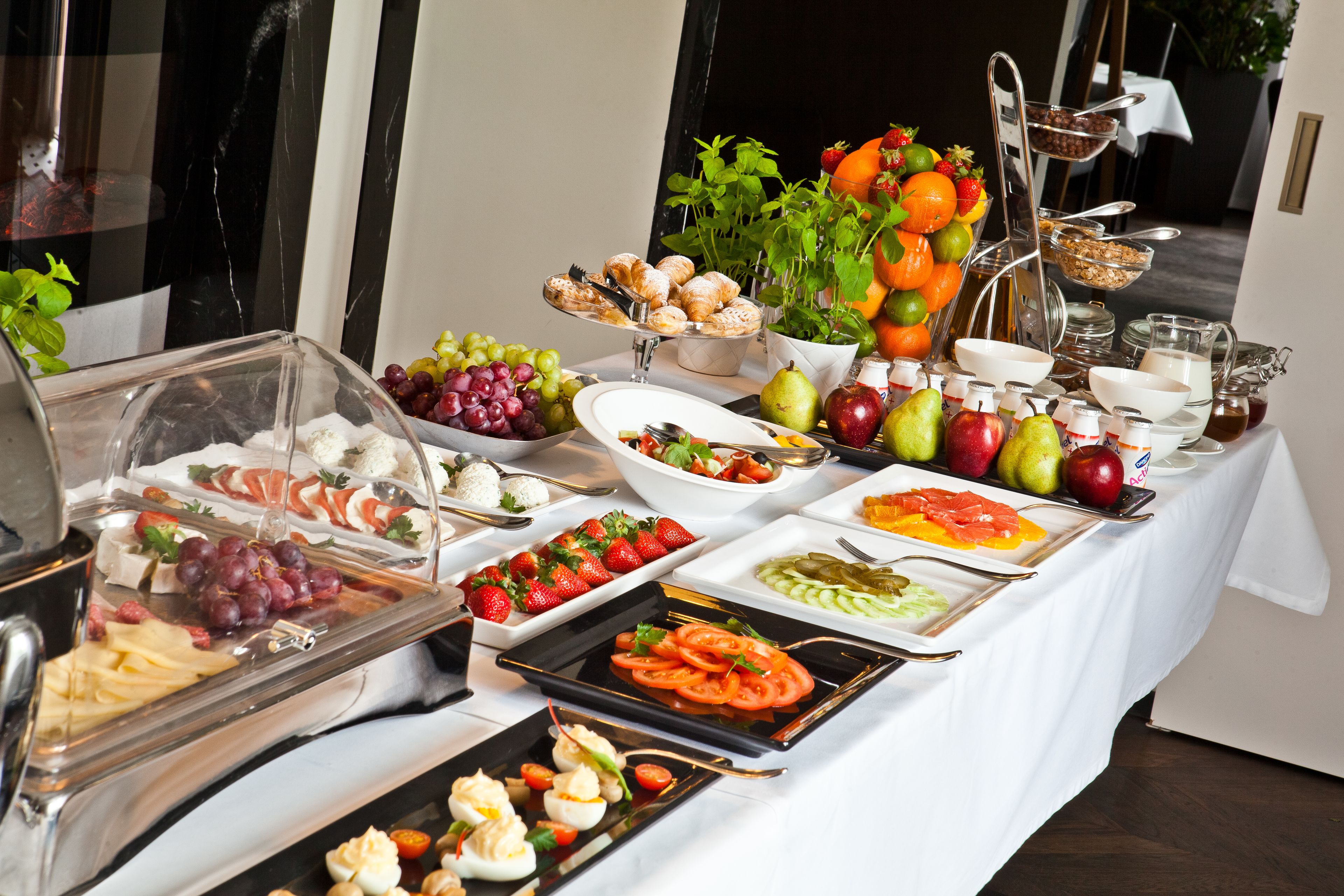 Daily buffet breakfast (PLN 70 per person)