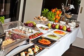 Daily buffet breakfast (PLN 70 per person)