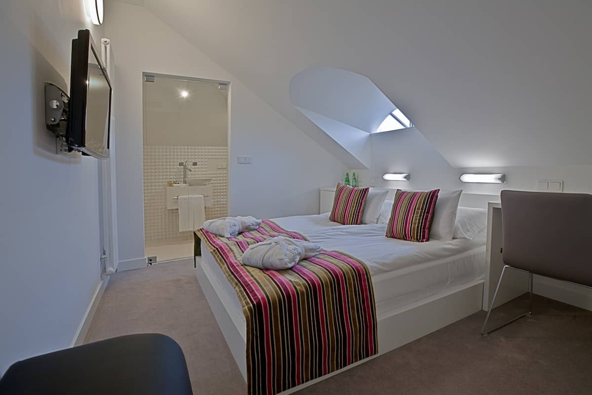 Economy tweepersoonskamer, 1 slaapkamer, niet-roken, uitzicht op stad | Luxe beddengoed, een minibar, een kluis op de kamer