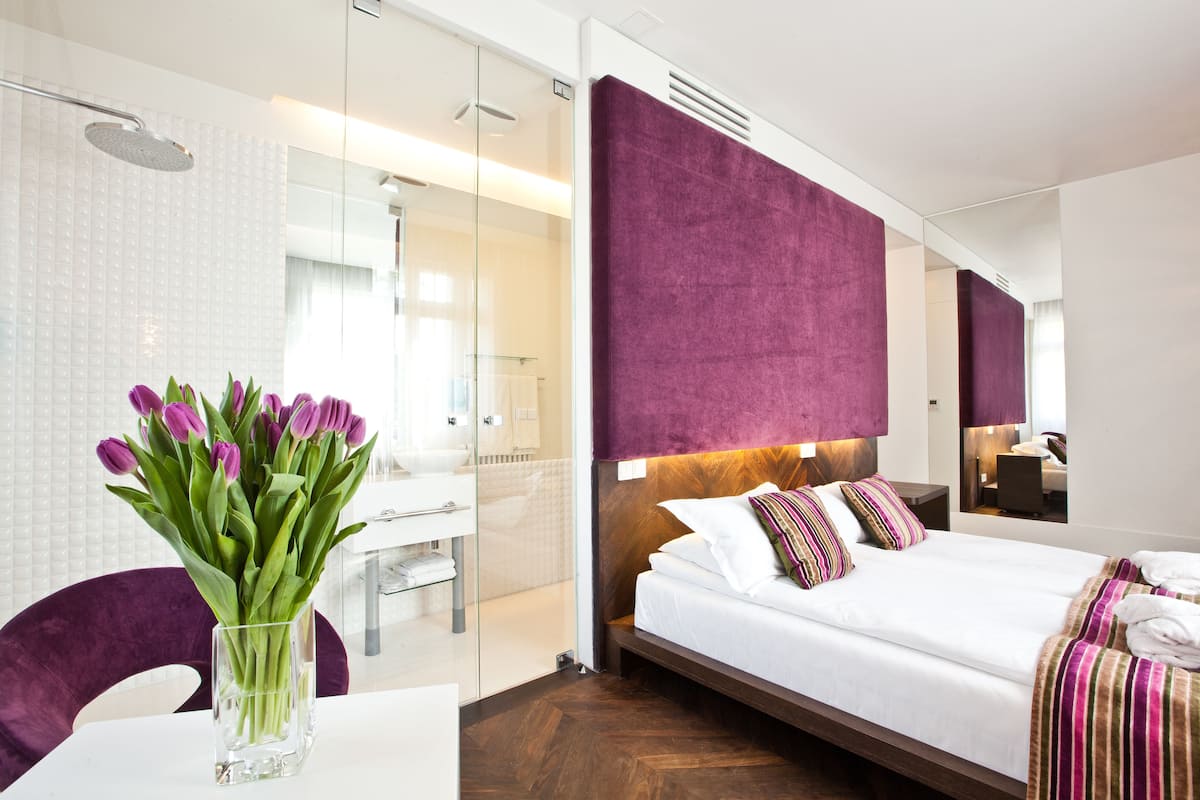 comfort room, 1 queen bed | premium bedding, minibar, in-room safe, iron/ironing board