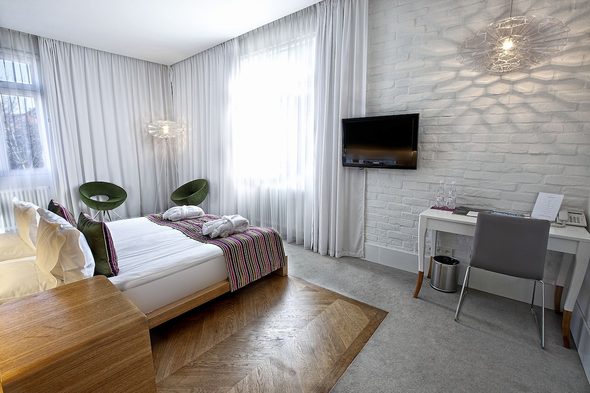 comfort room, 1 queen bed | living area | lcd tv