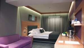 Minibar, coffres-forts dans les chambres, rideaux occultants