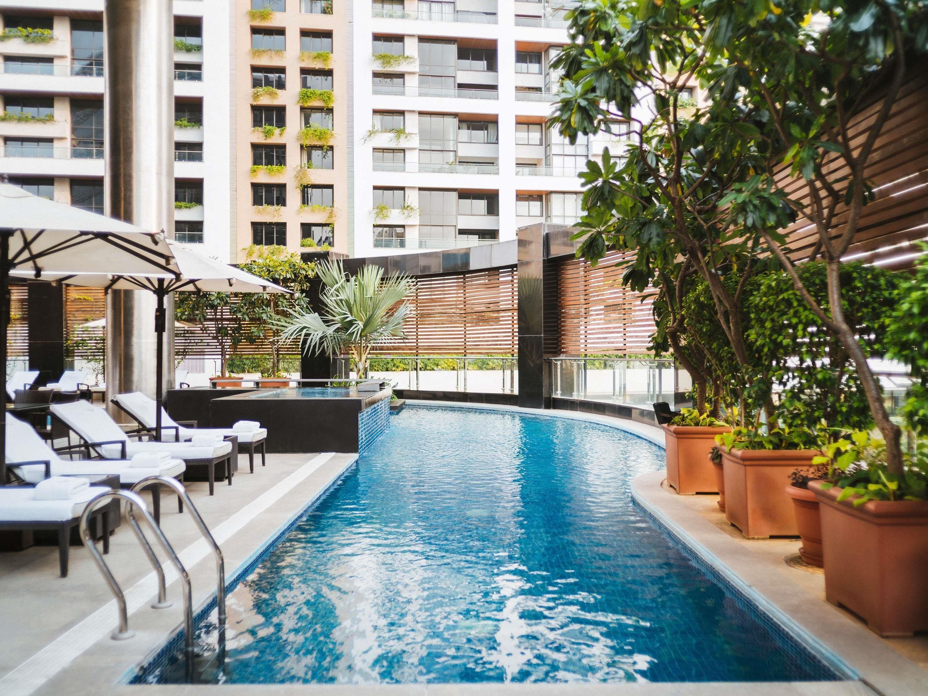 Piscina externa, funciona das 6h às 20h, guarda-sóis, espreguiçadeiras