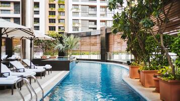 Piscina externa, funciona das 6h às 20h, guarda-sóis, espreguiçadeiras