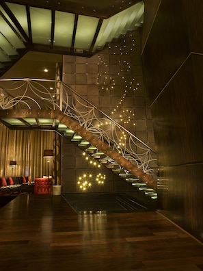 5 bars/lounges
