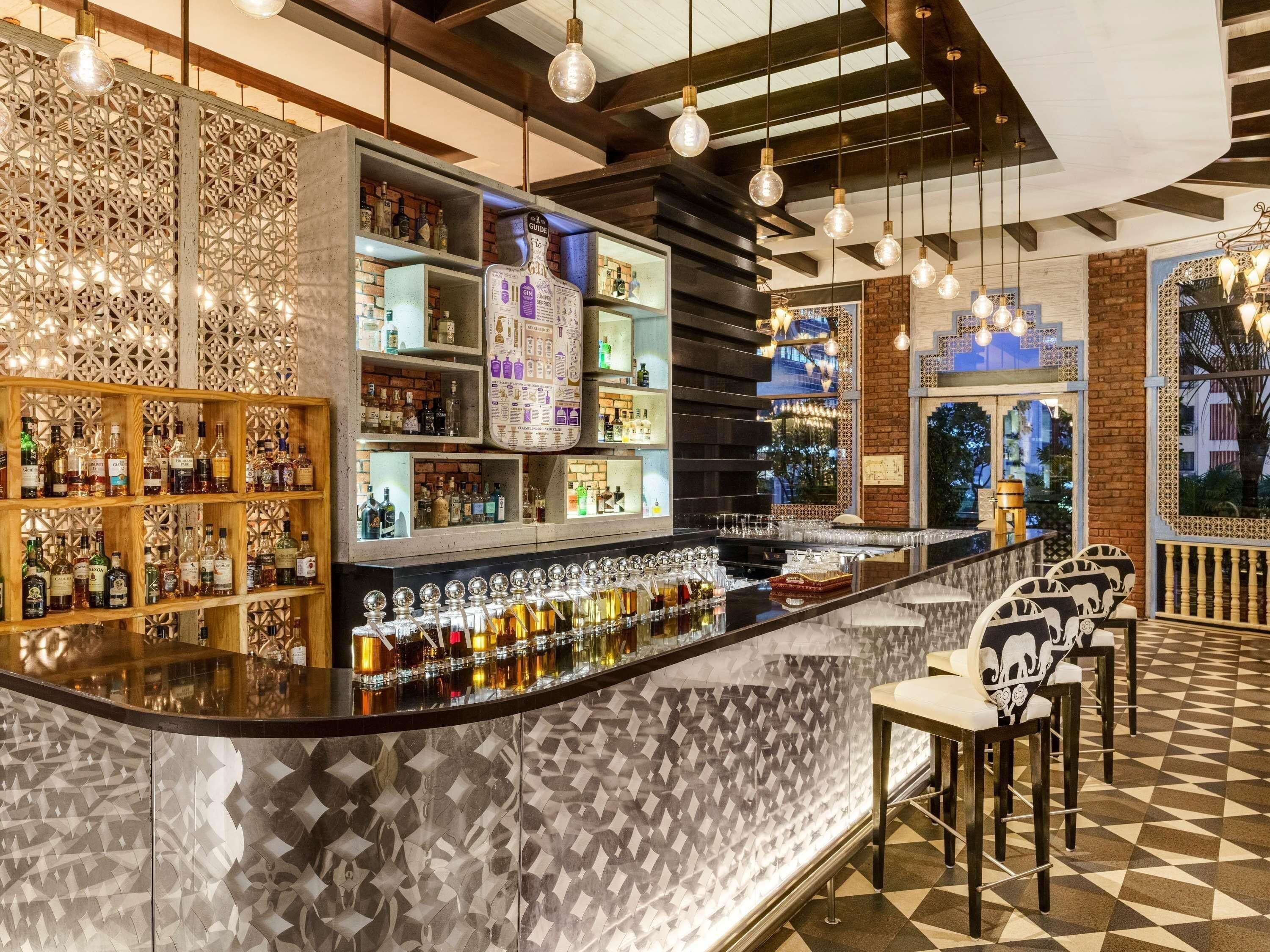 5 restaurants, breakfast, lunch served; local and international cuisine