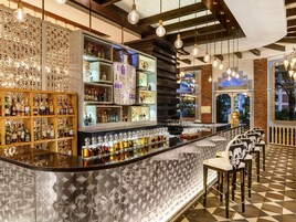 5 restaurants, breakfast, lunch served; local and international cuisine