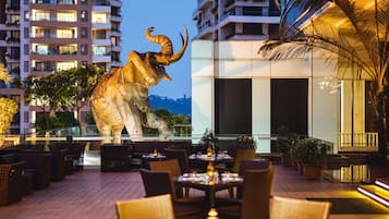5 restaurants; breakfast, lunch, dinner, and brunch served