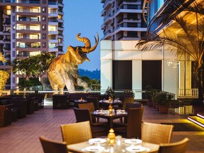 5 restaurants; breakfast, lunch, dinner and brunch served 