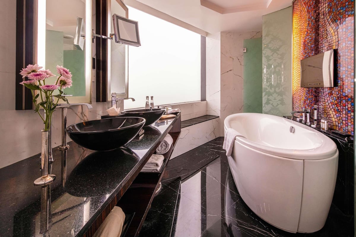 Ropa de cama de alta calidad, cubrecamas y minibar