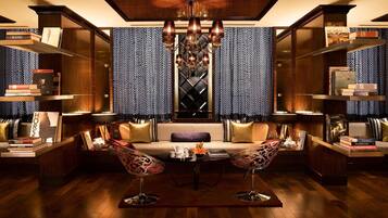 Roupas de cama premium, edredons de pluma, frigobar, cofres nos quartos