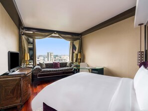 Sengetøy av topp kvalitet, dundyner, minibar og safe på rommet