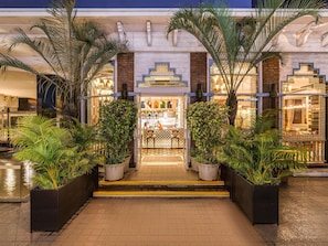 5 restaurants, breakfast, lunch served; local and international cuisine