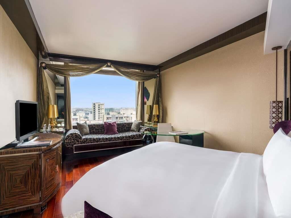 Habitación, 1 cama King size, con acceso al salón lounge del club | Ropa de cama de alta calidad, edredón y minibar 