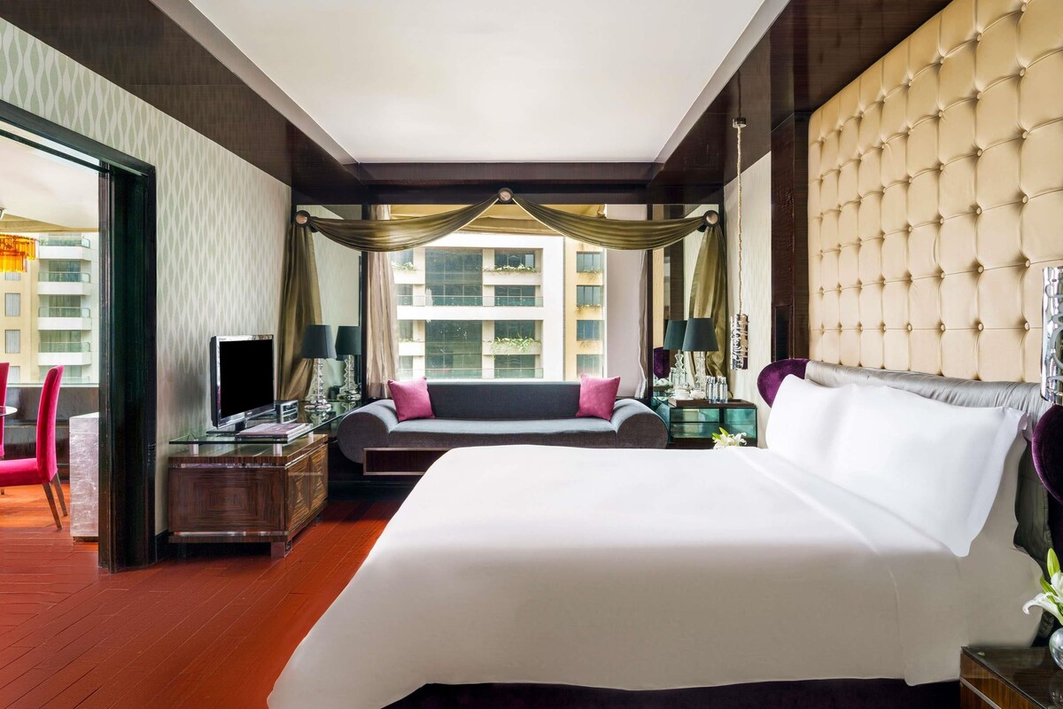 ห้องสวีท, เตียงคิงไซส์ 1 เตียง (Prestige) | เครื่องนอนระดับพรีเมียม, ผ้านวมขนเป็ด, มินิบาร์, ตู้นิรภัยในห้องพัก