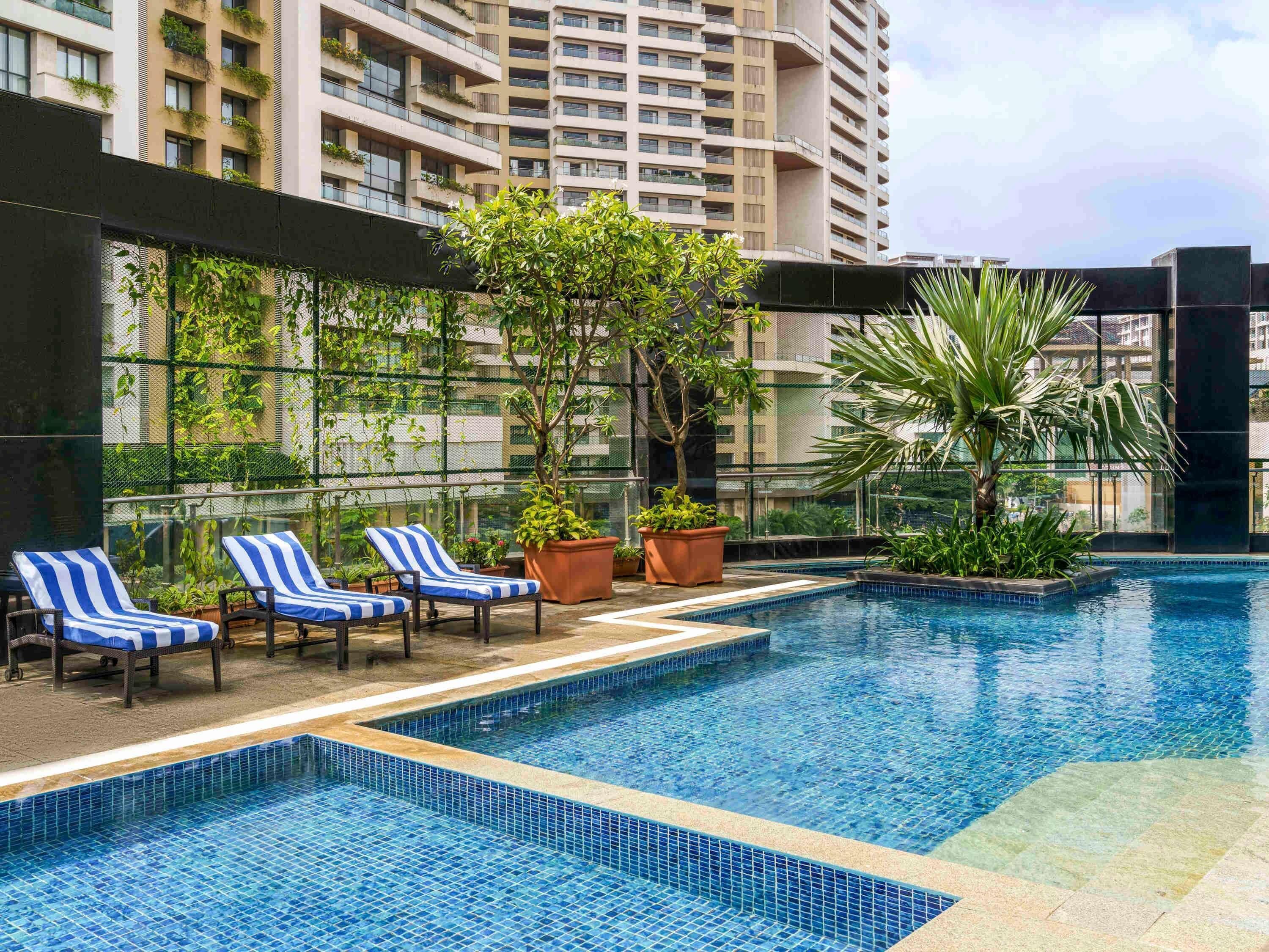 Kolam renang outdoor, dengan payung kolam renang dan kursi berjemur