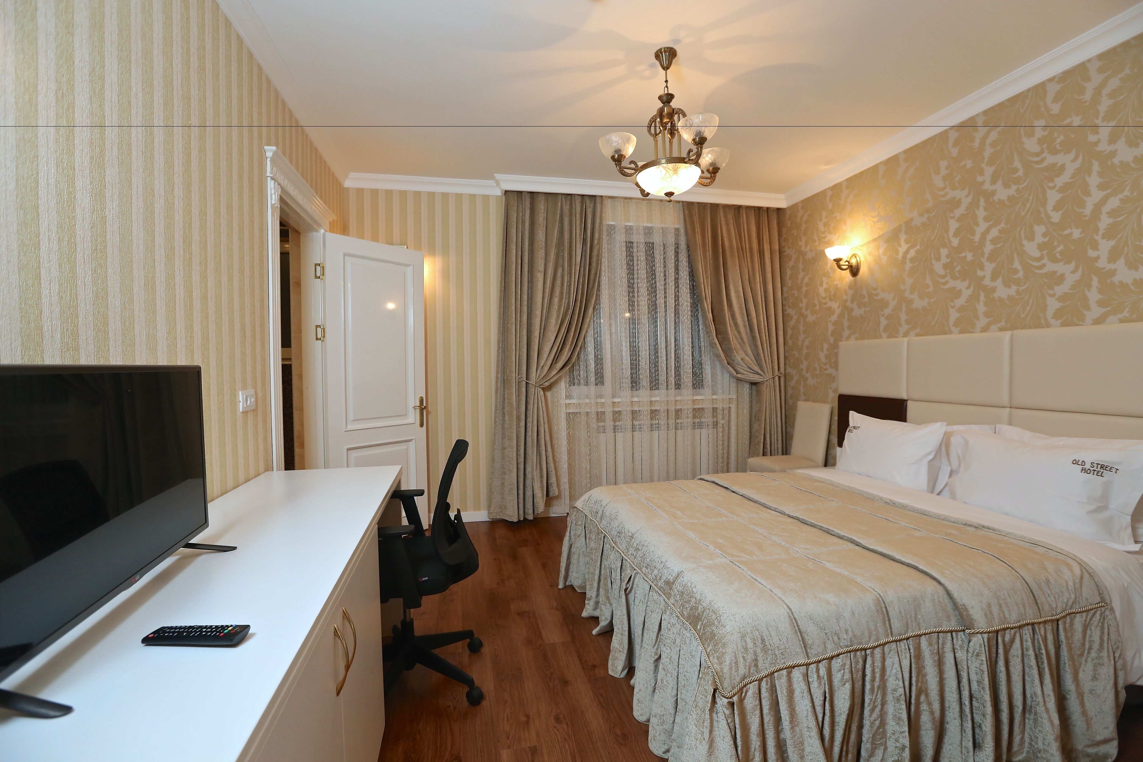 standard double room | premium bedding, minibar, in-room safe, desk