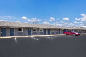 Exterior - Knights Inn and Suites Salem (Salem)