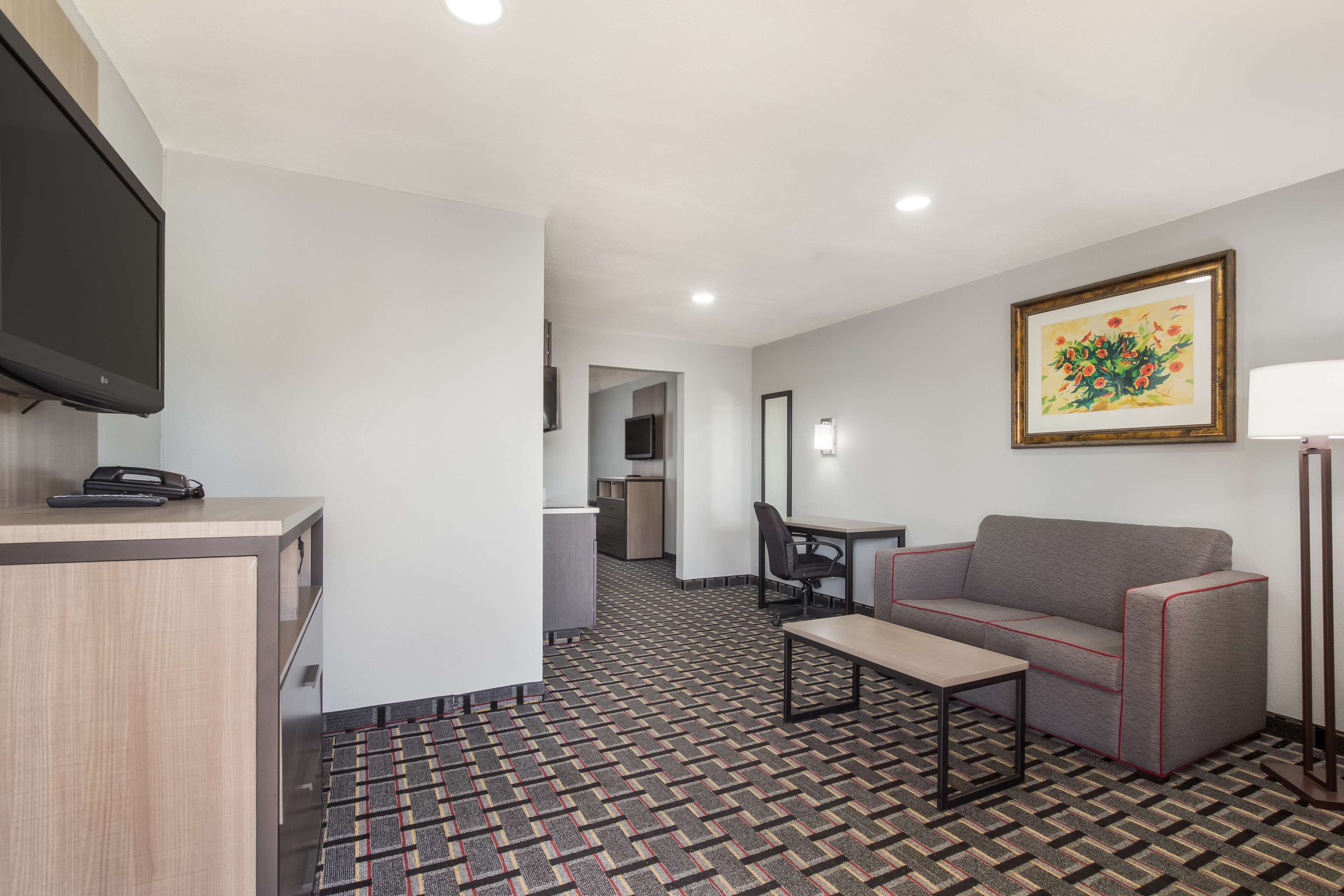 Suite, 1 King Bed, Pets not allowed | Desk, soundproofing, rollaway beds, free WiFi