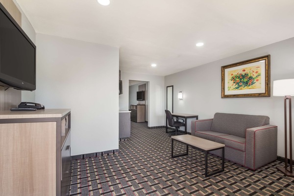 Suite, 1 King Bed, Pets Not Allowed | Desk, soundproofing, rollaway beds (surcharge), WiFi (free)