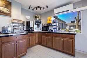 Free continental breakfast  - Knights Inn and Suites Salem (Salem)